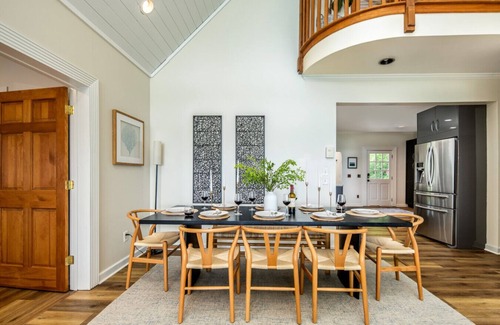 Glenville House | Stunning 4BR Retreat, Deck, Ping Pong, Near Marina