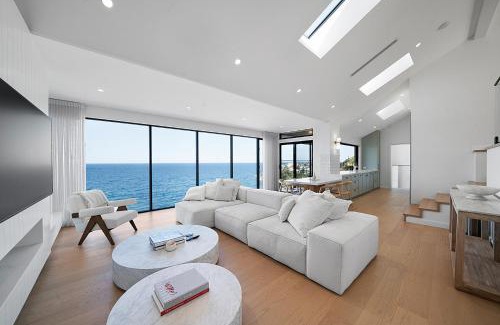 Maroubra Apartment | Stunning 4BR Waterfront House with pool in Sth Coogee
