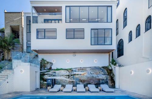 Maroubra Apartment | Stunning 4BR Waterfront House with pool in Sth Coogee