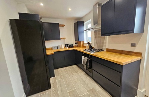 Rushmoor District House | Stunning 5 bed! Perfect for contractors and families. Free parking and wifi!