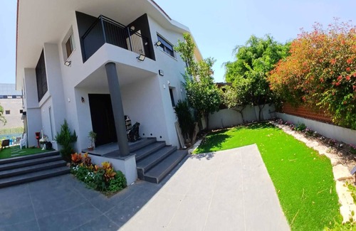 Rishon LeTsiyon Villa | Stunning 5-bed villa, with pool and large garden