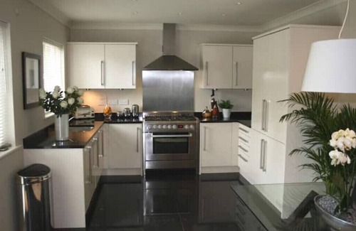 Lymm House | Stunning 5 Bedroom house with Beautiful Lake Viewsn