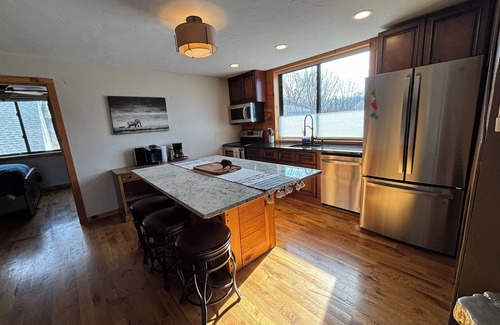 Minnetonka House | *STUNNING!* 5 Star! Modern cottage/cabin getaway Lake Minnetonka/Wayzata