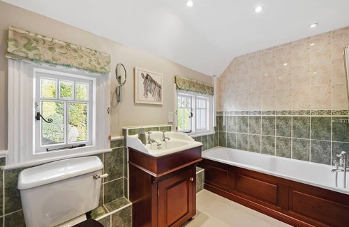 West Horsley House | Stunning 6 Bedroom Countryside Mansion with Swimming Pool and Tennis Court