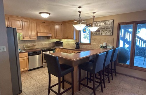 Alma House | Stunning 6Bedroom Lakefront Lodge on Beautiful Lake Wabaunsee-WiFi,Blackstone,AC