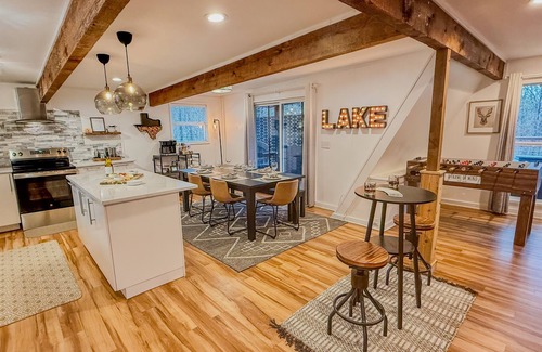 Pottsboro Cabin | Stunning A-Frame: Walk to Lake, LIVE TV, hot tub