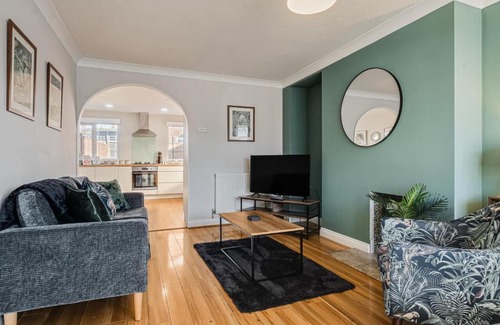 Clapham Apartment | Stunning and modern house with free parking plenty of space and an outdoor garden to enjoy presented by Our Home Short Stays