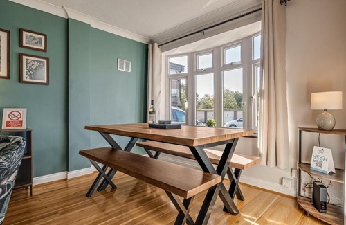 Clapham Apartment | Stunning and modern house with free parking plenty of space and an outdoor garden to enjoy presented by Our Home Short Stays