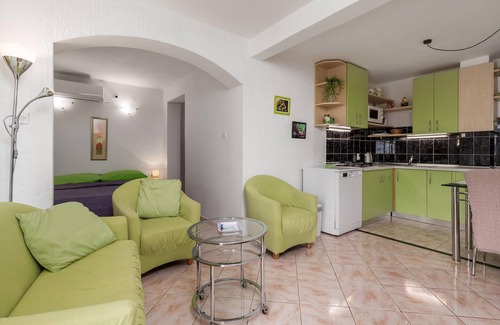 Cesarica Apartment | Stunning apartment in Karlobag