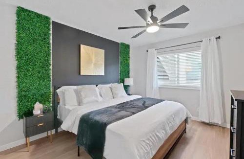 West Campus Apartment | Stunning Area, King Suite, Balcony, Free Parking, 2 mins to UT