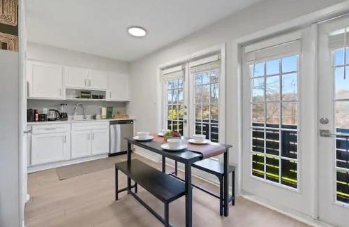 West Campus Apartment | Stunning Area, King Suite, Balcony, Free Parking, 2 mins to UT