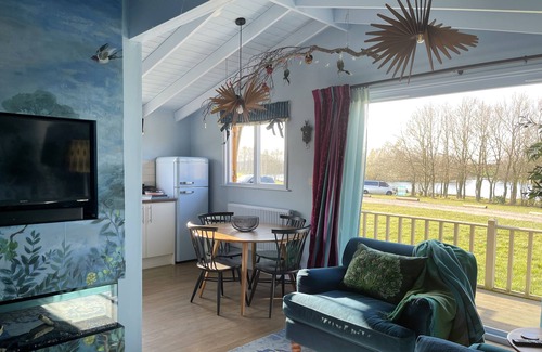Gumley Cabin | Stunning Award Winning Lakeside Lodge perfect for fishing