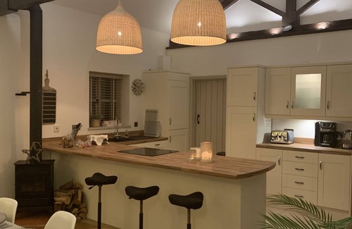 Powick House | Stunning Barn with hot tub close to Worcester Malvern sleeps 6