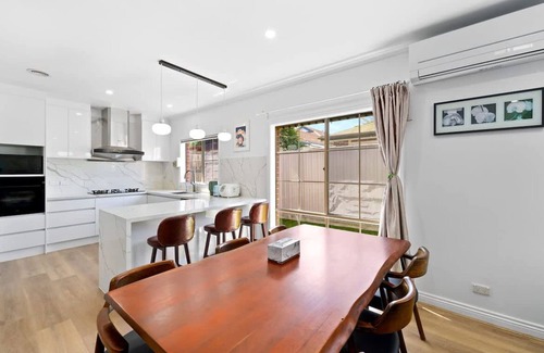 Bentleigh East House | Stunning Bentleigh East 2BR Sun-Filled Home