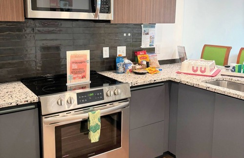 Koreatown House | Stunning Boutique 2BR Apartment, Close to Everything with AC, fitness room, WiFi