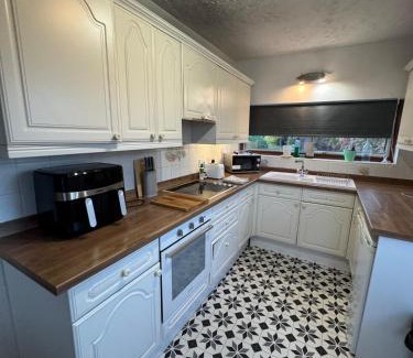 Moorhouse House | Stunning Bungalow In Rugby by Eason Stays, Ideal for Weekend Getaways & Business Travellers - Free Parking