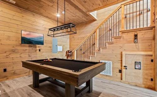 Sevierville House | Stunning Cabin for 6 with Hot Tub & Pool Table
