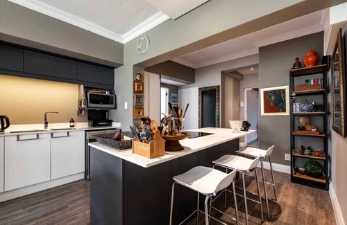 Sea Point Apartment | Stunning, centrally located apartment with large terrasse!