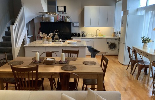 Limpley Stoke House | STUNNING COACH HOUSE 10 MINUTE BATH, SLEEPS 8, OPEN FIRE & TABLE TENNIS