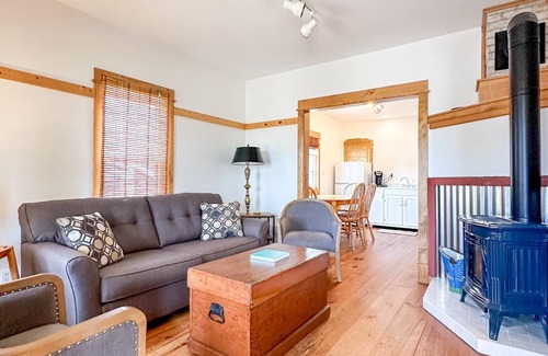 Grand Marais House | Stunning Cottage across for public Bayshore beach