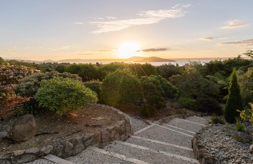Tikitere House | Stunning country estate, 2 acres of manicured gardens & breathtaking lake views