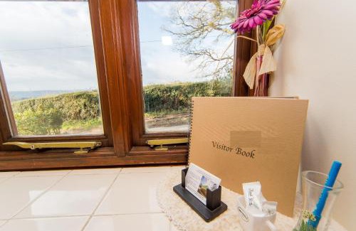 Raymonds Hill Bed & Breakfast | Stunning Countryside Views & Private Balcony! 3 Miles to Lyme Regis, Cosy Snug Room - Free Parking & WiFi