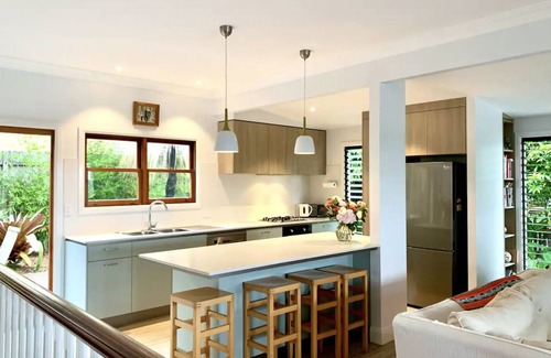 Yamba House | Stunning couples luxury beach house! Walk everywhere! wifi+fire+parking+garden!