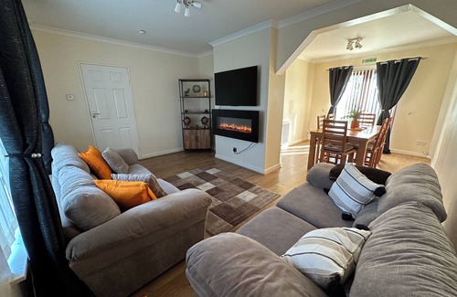 Aberdeen House | Stunning cozy three bedroom house near ARI