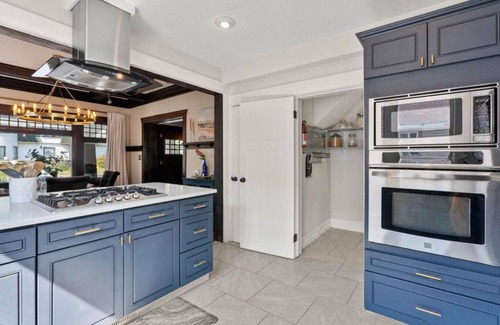 Manito House | Stunning craftsman with Pizza Oven, Hot tub, EV charging, Gym and Game Room