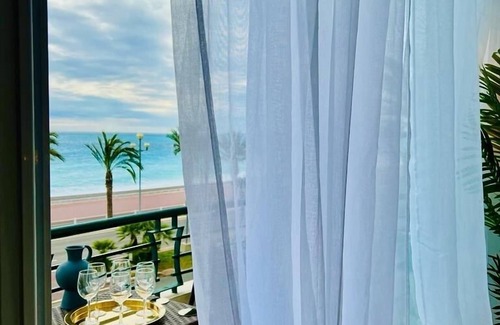 Nice City Centre Apartment | Stunning endlessly panoramiques Méditerranée sea views! Beachfront! Waterfront!