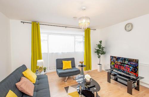 Custom House House | Stunning four bedroom house close to Excel, O2 & Central London with free parking