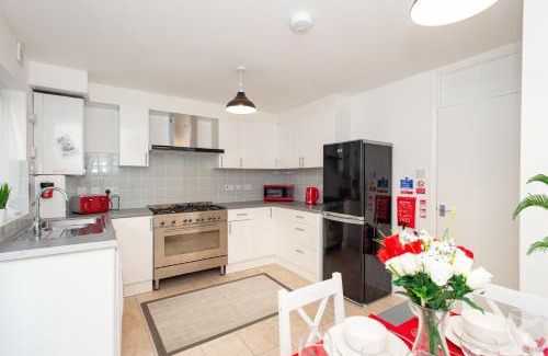 Custom House House | Stunning four bedroom house close to Excel, O2 & Central London with free parking