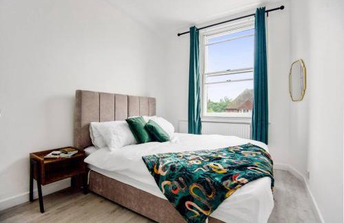Twickenham Riverside Apartment | Stunning Gem of Twickenham