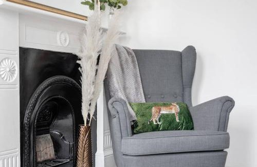 Twickenham Riverside Apartment | Stunning Gem of Twickenham