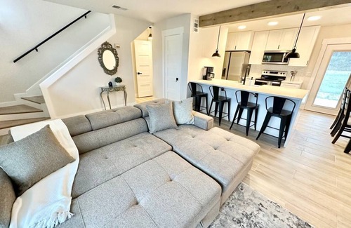 Wetmore House | Stunning Glass Balcony Townhome with Rolling Hills View Near Six Flags & Boerne