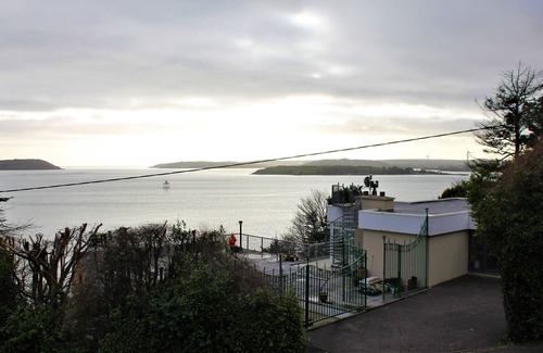 Cobh Villa | Stunning Harbour Views, Huge Terrace for al fresco dining & BBQ