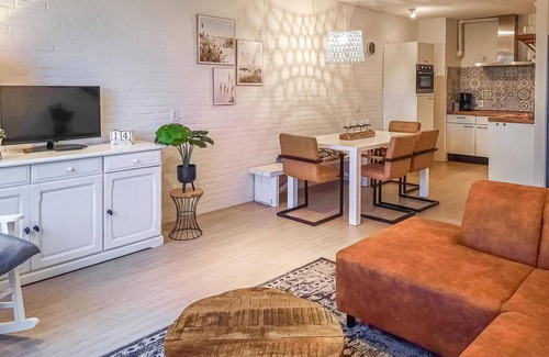 Bruinisse House | Stunning home in Bruinisse with kitchen