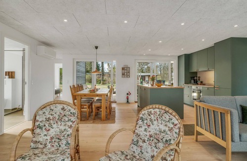Farvang House | Stunning home in Fårvang with WiFi