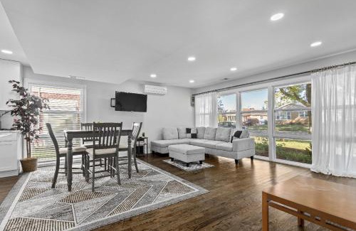 Skokie House | Stunning home in Skokie