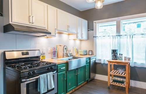 Detroit House | Stunning Home in Uptown Detroit - Sleeps 6, close to everything!