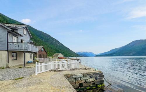 Djønno House | Stunning Home In Vallavik With Wifi