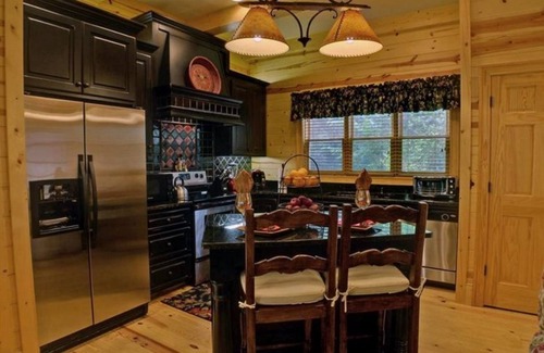 Hiawassee House | STUNNING HOME ON BABBLING FODDER CREEK