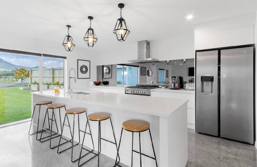 Waipahihi House | Stunning Home * Open Plan * Swimming & Spa Pool * Quiet Location n