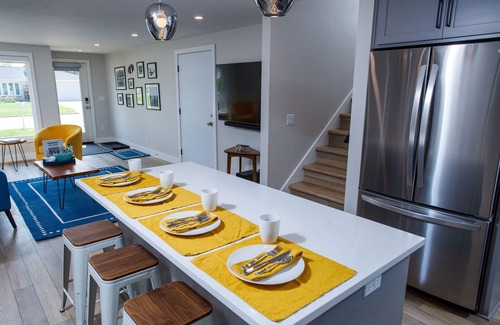 Ashwaubenon House | Stunning Home with Heated Tailgate Garage Walking distance to Lambeau Field