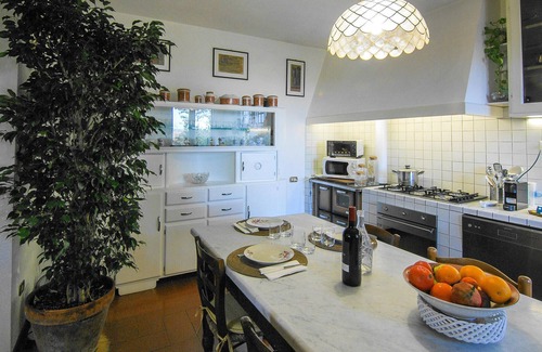 Cascine-La Croce House | Stunning home in Castelvecchio di Comp.