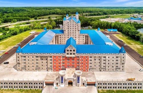 Grandville Apartment | Stunning King Bed Penthouse at The Grand Castle