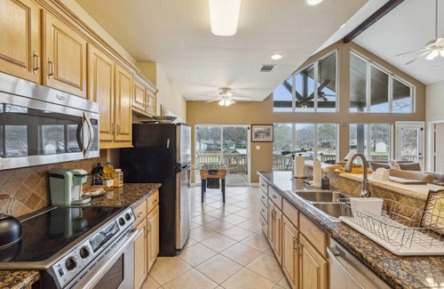 Gun Barrel City House | Stunning Lake Home Get Away on The Water!