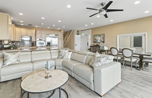 Keego Harbor House | Stunning Lake Home on all sports lake Sandbar with breathtaking views!