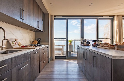Lechlade Villa | Stunning Lake House in the 5 star Lakes By Yoo Resort in Heart of The Cotswolds