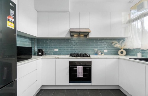 West Lakes House | Stunning Lake View Townhouse-Dream Staycation